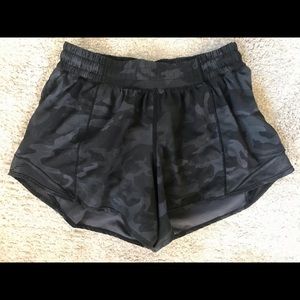 Lululemon Hotty Hot Shorts Camo (Incognito) 6, 4”